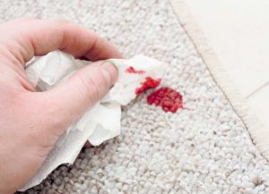 پاک کردن لکه خون از روی فرش